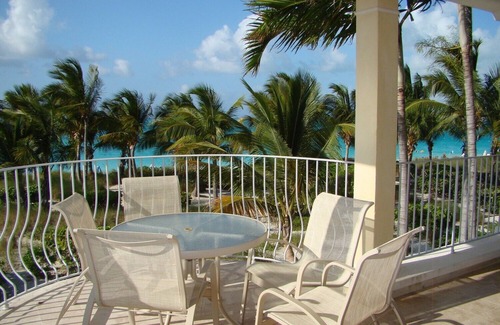 Grace Bay Condominio | Villa 201 3 dormitorios, 3 baños frente al mar, segundo piso (para 6-7)