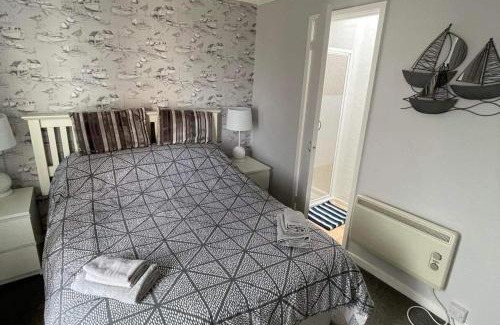 Corton Villa | Villa - Sleeps 6 - Pets Ok - Pool - Parking