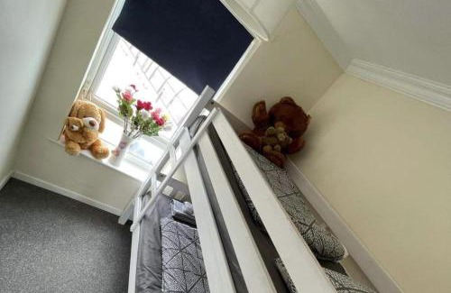 Corton Villa | Villa - Sleeps 6 - Pets Ok - Pool - Parking