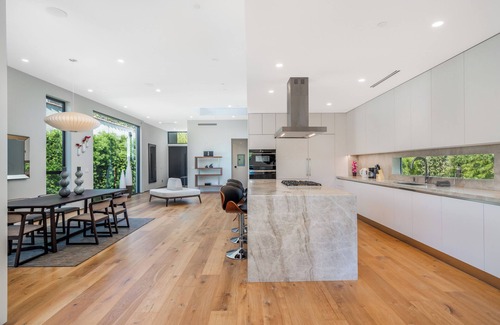 Beverly Hills Villa | Villa Stella by LuxJB 🏆 14 Guests 🏆 8 beds 🏆 Heated Pool & Gym 🏆 Superb Location