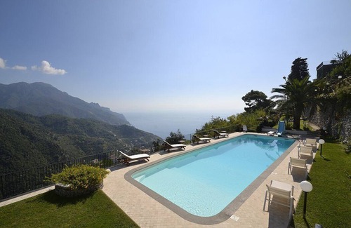 Ravello Villa | Villa Stilnovo: Una espléndida y luminosa villa de dos pisos con vista al sol y al mar.