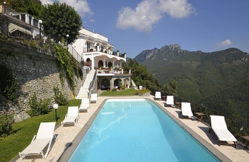 Ravello Villa | Villa Stilnovo: Una espléndida y luminosa villa de dos pisos con vista al sol y al mar.