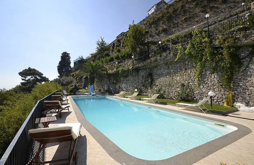 Ravello Villa | Villa Stilnovo: Una espléndida y luminosa villa de dos pisos con vista al sol y al mar.