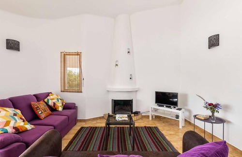 Silves Casa | Villa Tranquila is an amazing traditional Portuguese property in a quiet residential area just outsi