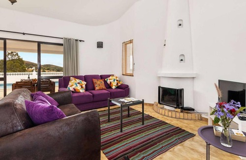 Silves Casa | Villa Tranquila is an amazing traditional Portuguese property in a quiet residential area just outsi