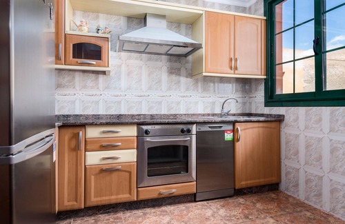 Tetir Villa | Villa "Vivienda Vacacional Sara" con vistas a la montaña, terraza, piscina y pista de baloncesto