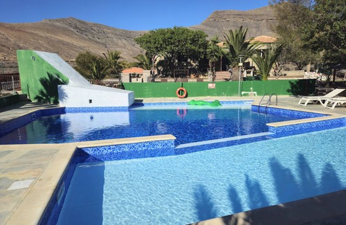 Tetir Villa | Villa "Vivienda Vacacional Sara" con vistas a la montaña, terraza, piscina y pista de baloncesto