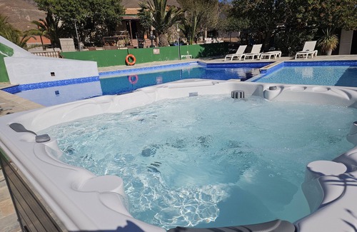 Tetir Villa | Villa "Vivienda Vacacional Sara" con vistas a la montaña, terraza, piscina y pista de baloncesto