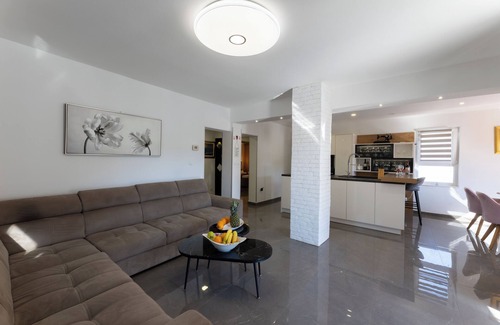 Srinjine Casa | Villa Zrincy near Split: heated pool, hot tub, all bedrooms are air conditioned.