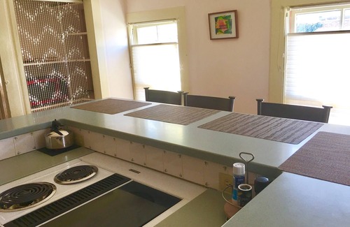 Woodstock Apartamento | Centro del pueblo: retiro elegante y espacioso "sobre los libros"