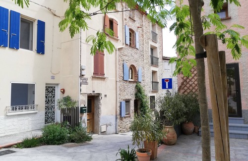 Maureillas-Las-Illas Casa | Village house, roof terrace with splendid view of the Canigou. Pedestrian area.
