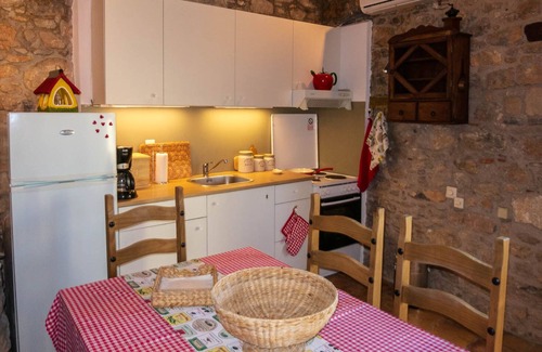 Megalo Chorio Casa | Casa de pueblo en estilo estudio completamente renovado, impresionantes vistas al mar y a la montaña.