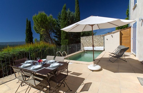 Joucas Casa | Village house with private pool and panoramic views of the Luberon mountains, peace and quiet.