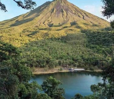 Aguas termales de Arenal Villa | Villas Jawara ! Un Volcán en su Jardín !