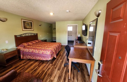 La Riviera Hotel | Vince's Motel Inc.