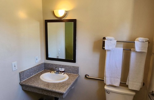 La Riviera Hotel | Vince's Motel Inc.