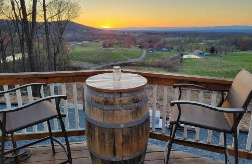 Arlington Casa | Vineyard Cottage in Wine Country with Hot Tub