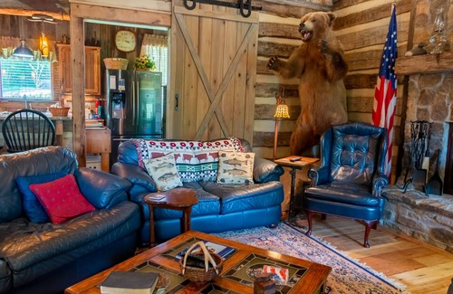 Houston County Casa | Casa de troncos de 1850 de la vendimia en alquiler con 163 acres arbolados a dos millas de trls privados.