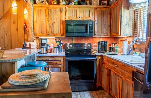 Houston County Casa | Casa de troncos de 1850 de la vendimia en alquiler con 163 acres arbolados a dos millas de trls privados.