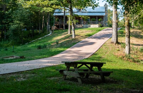 Houston County Casa | Casa de troncos de 1850 de la vendimia en alquiler con 163 acres arbolados a dos millas de trls privados.