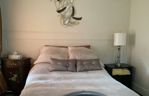 Saint-Severin Casa | Vintage and antique house and barn. 15 minutes from Miller Zoo, Orchard at Ti-Paul,