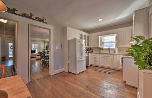 Greensboro Casa | ¡NUEVO! Vintage Cottage <1 milla a UNC Greensboro!