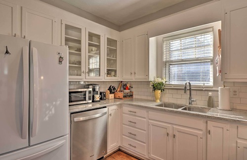 Greensboro Casa | ¡NUEVO! Vintage Cottage <1 milla a UNC Greensboro!