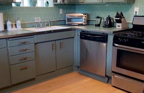 Rogers Park Apartamento | Vintage City Chic: The Artist's Haven. 5 Blocks from Lake Michigan!