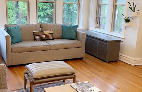 Rogers Park Apartamento | Vintage City Chic: The Artist's Haven. 5 Blocks from Lake Michigan!