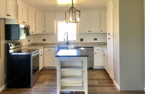 Shenandoah Valley Otro | Vintage Farmhouse on 50 acres surrounded by vineyards - Farmhouse experience