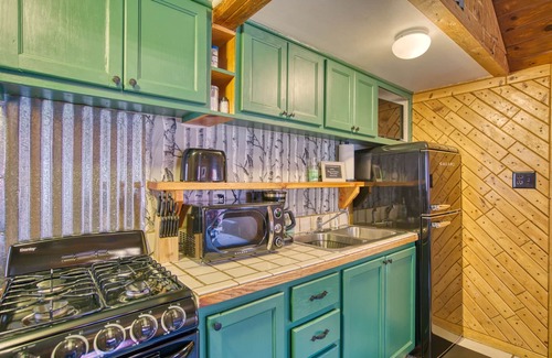 Lyons Cabina | Vintage Riverside Cabin — Spacious Family Stay