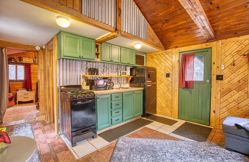 Lyons Cabina | Vintage Riverside Cabin — Spacious Family Stay