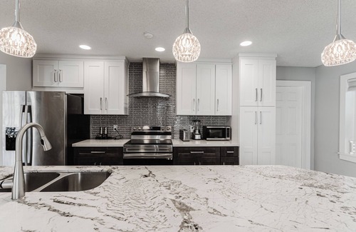 Tropic Palms Casa | VIP Pristine Luxury- Jacuzzi & Pool House Right By the Beach