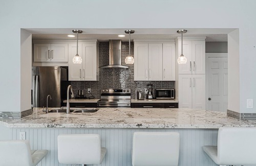 Tropic Palms Casa | VIP Pristine Luxury- Jacuzzi & Pool House Right By the Beach