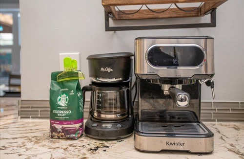 Tropic Palms Casa | VIP Pristine Luxury- Jacuzzi & Pool House Right By the Beach