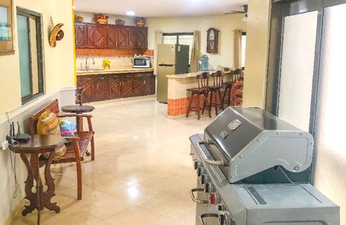 Bani Villa | Bani, descubre Villa Infinito, una mansión con piscina privada, playa privada.