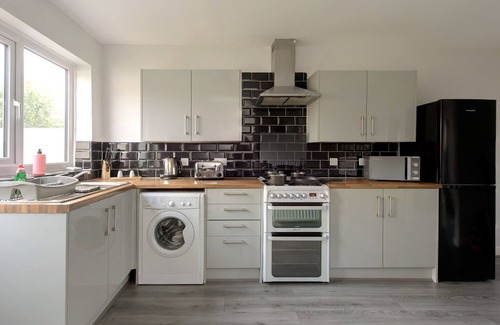 Huyton Casa | Voguish 3BR Home in Huyton