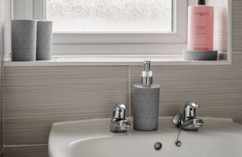 Huyton Casa | Voguish 3BR Home in Huyton