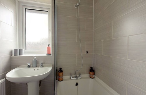 Huyton Casa | Voguish 3BR Home in Huyton