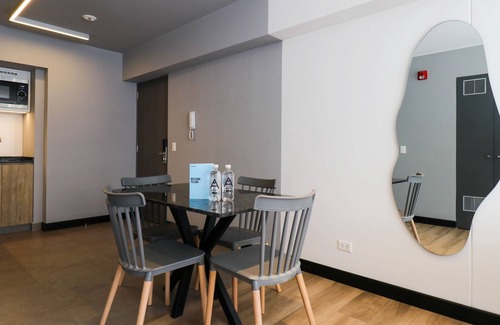 Centro Financiero de San Isidro Apartamento | w Resplendent 2BR w Great Balcony in San Isidro