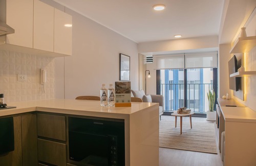 Leuro Apartamento | w Sunlit 1BR w Private Balcony in Miraflores