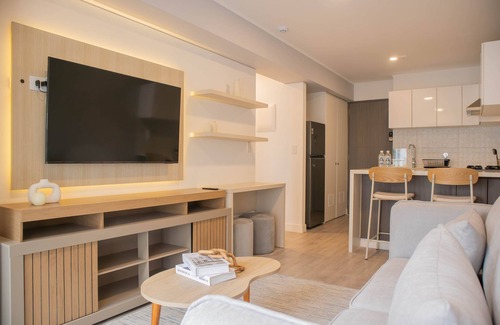 Leuro Apartamento | w Sunlit 1BR w Private Balcony in Miraflores