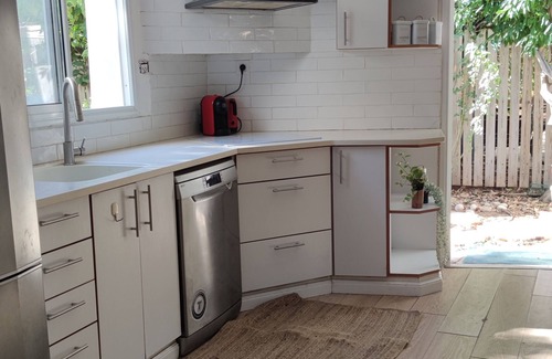 Caesarea Apartamento | Wake up in this bright apartment near the beach with vibrant energyx