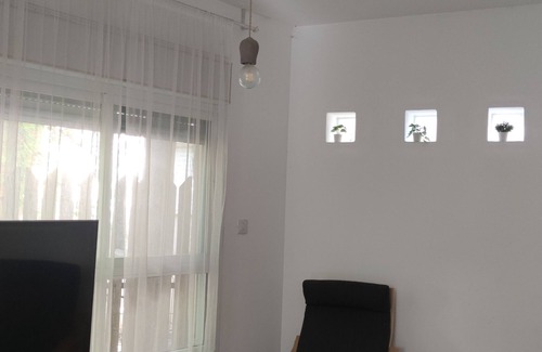 Caesarea Apartamento | Wake up in this bright apartment near the beach with vibrant energyx