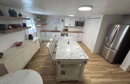 West Salem Casa | Wake up to Sunshine: Charming 3-bedroom house with AC, WiFi in lovely West Salem