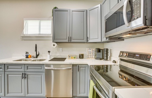 Gert Town Casa | Walk to Carrollton Ave Eats: Bright NOLA Duplex!