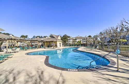 Calabash Apartamento | Walk to Crow Creek Golf Club Condo with Pool!