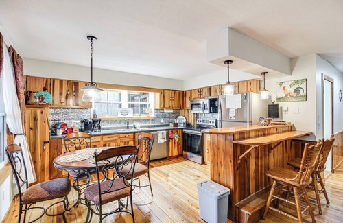 Fort Payne Cabina | Walk to Little River Falls: Lakefront Cabin