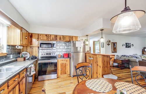 Fort Payne Cabina | Walk to Little River Falls: Lakefront Cabin