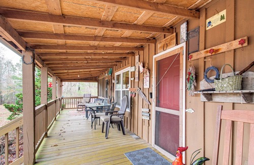 Fort Payne Cabina | Walk to Little River Falls: Lakefront Cabin